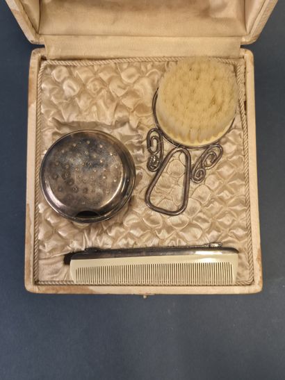 Nécessaire de toilette en métal argenté,...