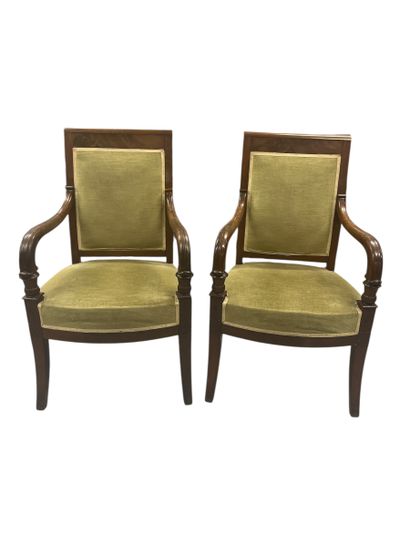 Deux fauteuils pouvant former paire à dossier...