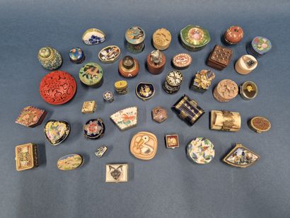 Ensemble de 40 piluliers en cloisonnés, céramique,...