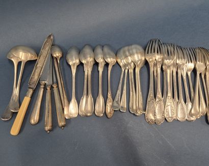 Un lot de couverts (grandes fourchettes,...