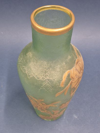 MONTJOYE
Vase en verre teinté vert givré...