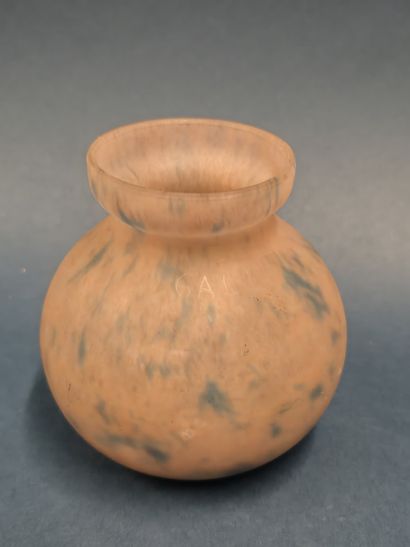 Lot de trois vases en verre soufflé multicouche...