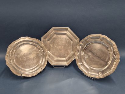 Suite de trois plats de service en métal...