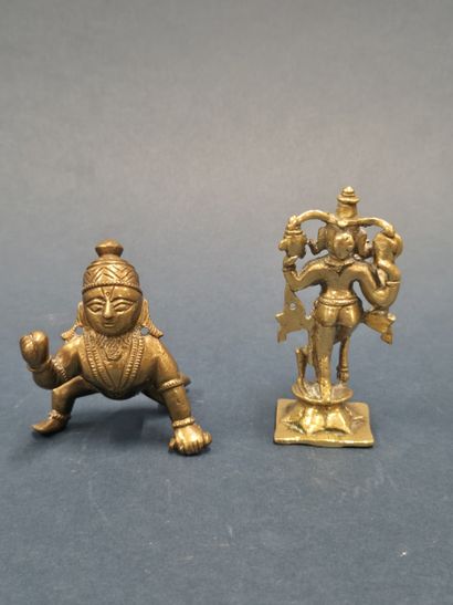 Suite de trois sujets en bronze doré représentant...