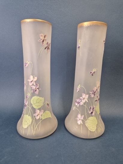 Paire de vases à long col en verre à décor...