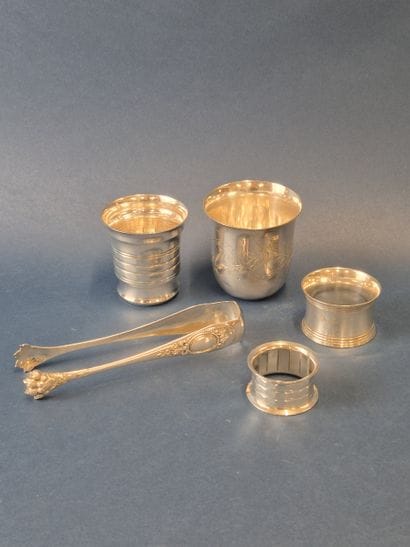 Ensemble d'objets en métal argenté comprenant...