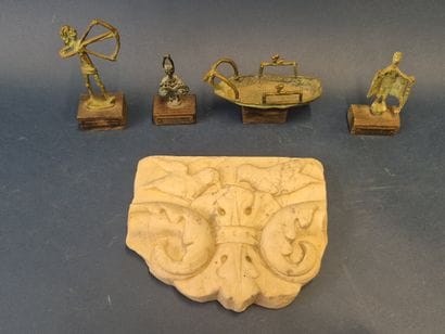 Lot comprenant quatre sculptures en bronze...