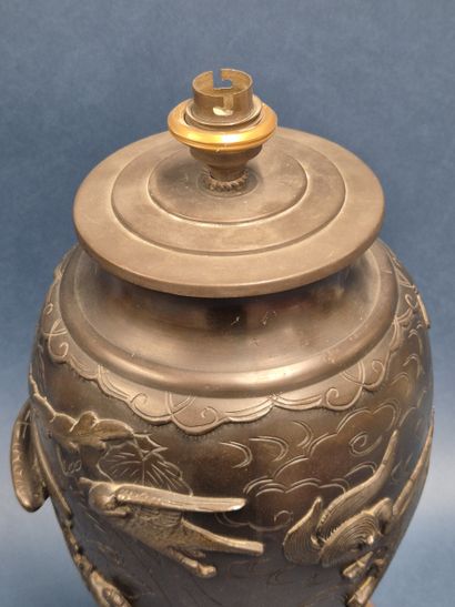 JAPON, XXe
Vase en bronze à patine brune...