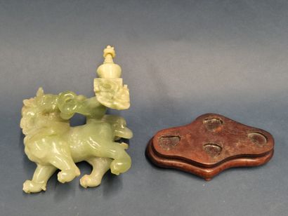 CHINE 
Dragon en pierre dure verte (infimes...