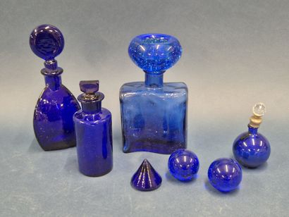 Lot de 5 flacons de formes diverses en verre...
