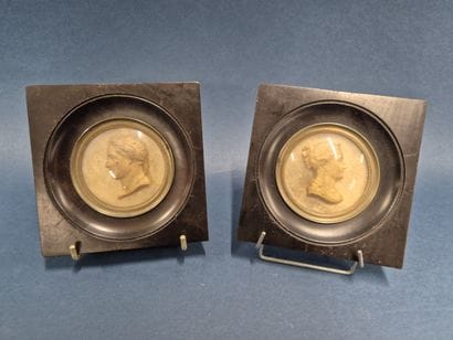 Paire de miniatures ovales en relief sur...