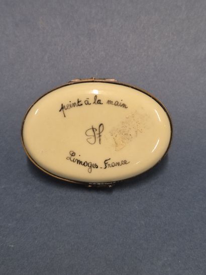 Petite boîte pilulier en porcelaine à décor...