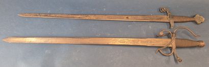 Epées et pistolet à silex décoratifs 
Deux...