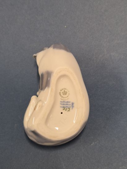 ROYAL COPENHAGUE 
Chat en porcelaine 
Dimensions...