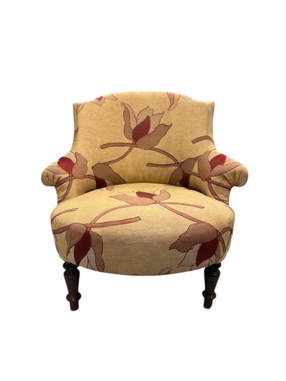 Fauteuil dit crapaud reposant sur des pieds...