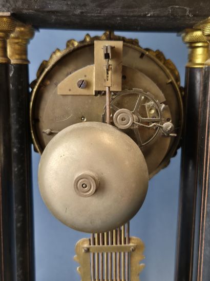 Pendule portique à colonnettes à décor marqueté...