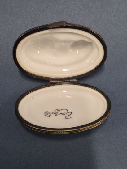Petite boîte pilulier en porcelaine à décor...