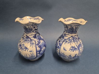 JAPON 
Paire de vase en porcelaine bleu et...