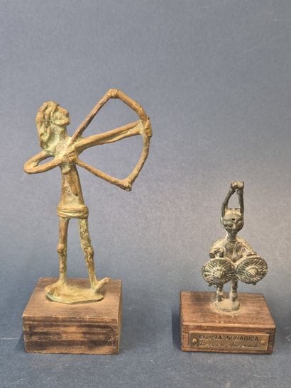 Lot comprenant quatre sculptures en bronze...