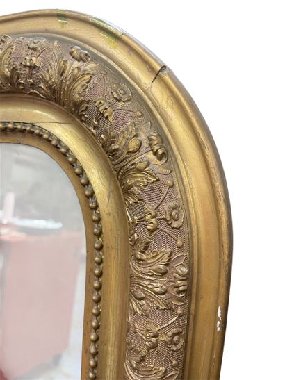 Grand miroir en bois et stuc doré à bords...