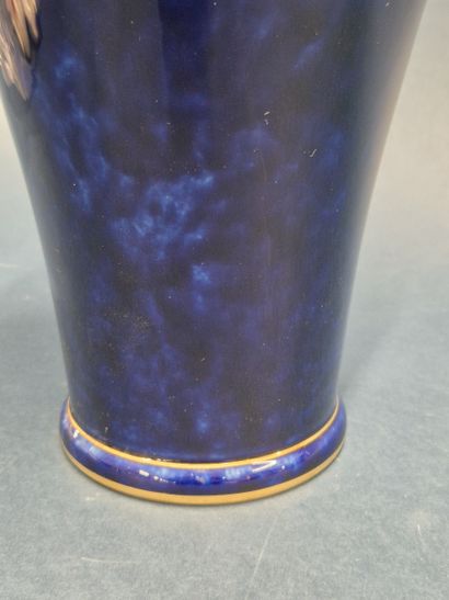 SEVRES
Vase balustre en porcelaine bleue...