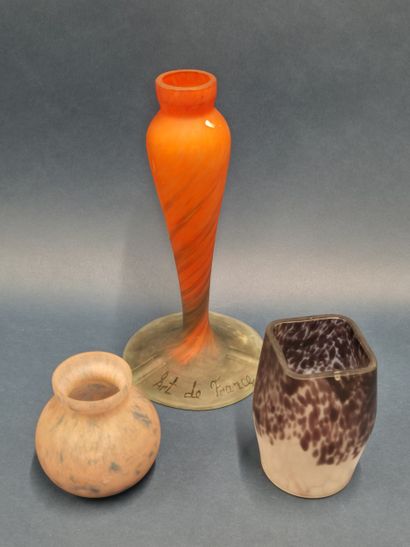 Lot de trois vases en verre soufflé multicouche...