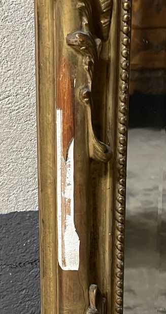 Miroir en bois et stuc doré, panneaux parquetés...