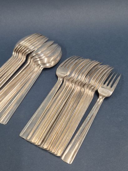 CHRISTOFLE 
Suite de 13 cuillères et 12 fourchettes...