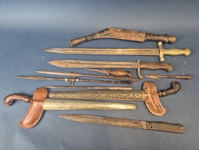 Lot d'armes comprenant kriss, poignard, baïonnettes...