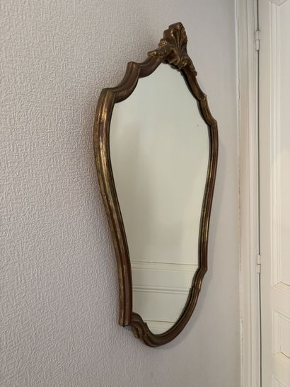 Miroir en bois sculpté et stuc doré de forme...