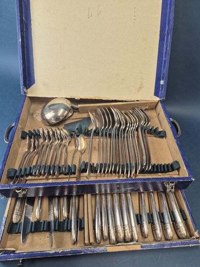 Partie de ménagère en métal argenté comprenant...