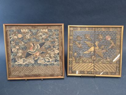 ASIE 
Deux broderies sur soie, sous verre
(Tâches,...