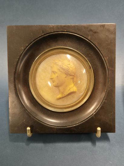 Paire de miniatures ovales en relief sur...