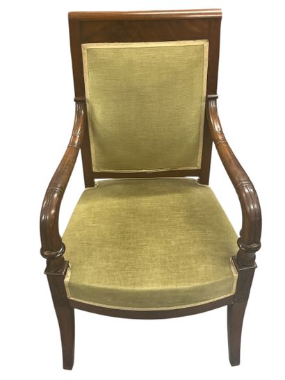 Deux fauteuils pouvant former paire à dossier...