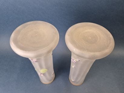 Paire de vases à long col en verre à décor...