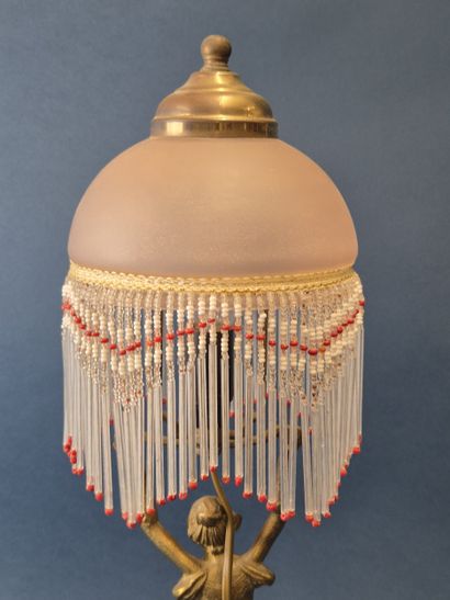 Lampe en laiton, le fût figurant une femme...