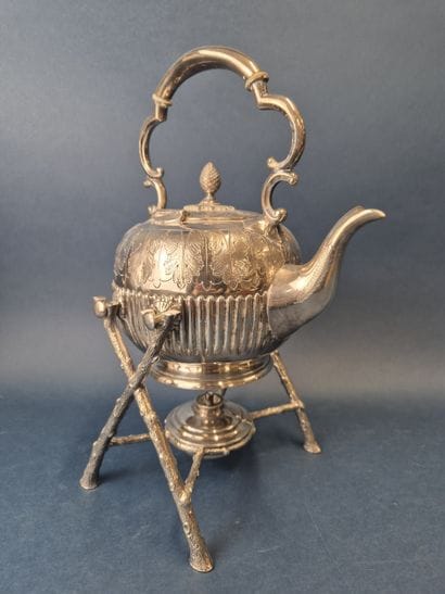 Théière à bascule et son réchaud en métal...
