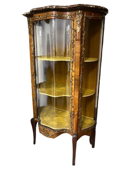 Vitrine de forme mouvementée en bois et bois...