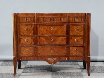 Commode en bois de plaquage et marqueterie...