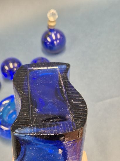 Lot de 5 flacons de formes diverses en verre...