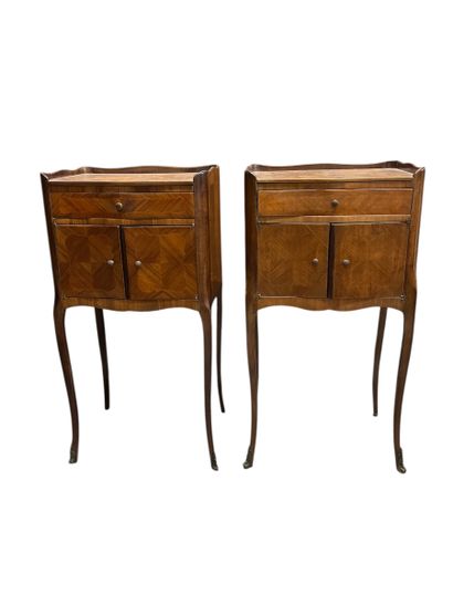 Paire de chevets en bois et bois de placage...