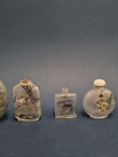 CHINE 
Suite de six tabatière en verre, de...