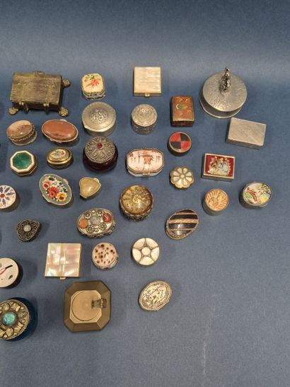 Ensemble de 46 piluliers et tabatières en...
