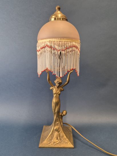 Lampe en laiton, le fût figurant une femme...