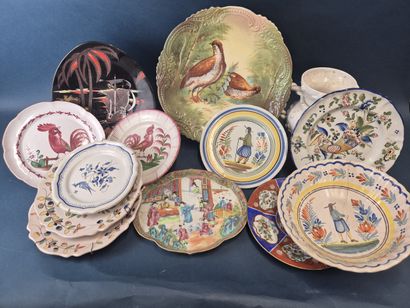 Dans un carton, lot d'assiettes et plats...
