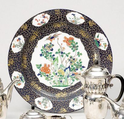 Plat en porcelaine et émaux de la famille...
