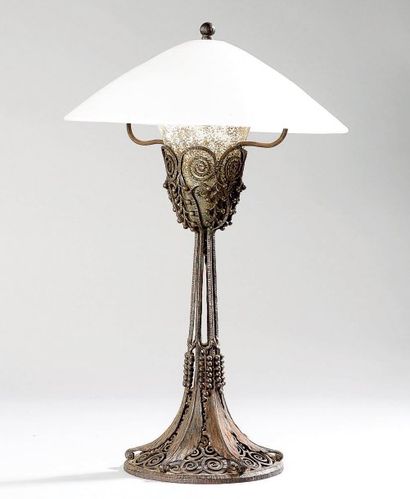 EDGAR BRANDT (1880-1960)
Elégante lampe de...
