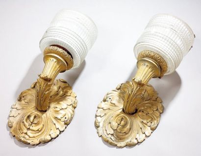 Paire d'importantes appliques en volutes...