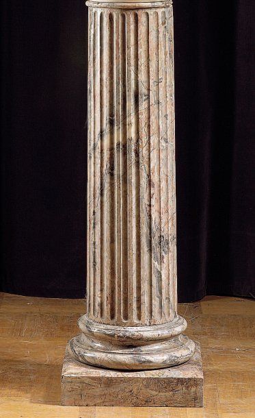 Colonne à cannelures en marbre. H : 107 cm...