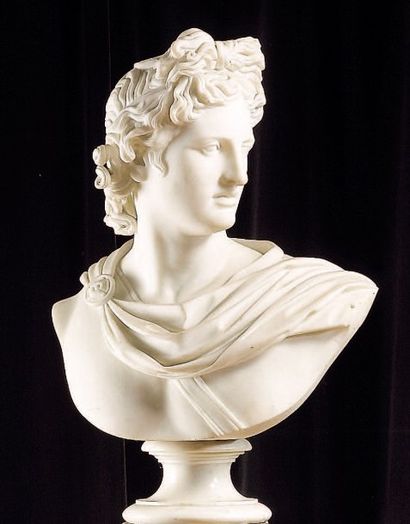 Buste d'Apollon en marbre blanc. XIXème siècle....